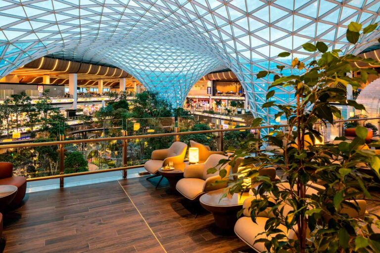 Top Airport Lounges for Business Travelers in the US
